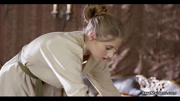 Femme de ménage joue avec sa chatte dans la chambre de sa dame