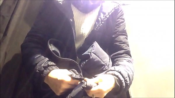 è ora di prepararsi per l'estate e così provo i nuovi bikini nel camerino di un negozio