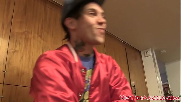 Atemberaubende alternative Schönheit wird interviewt