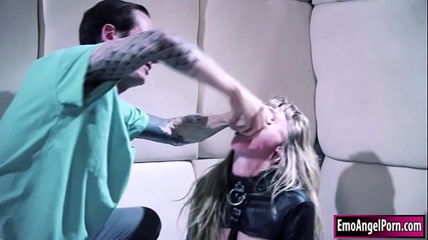 Gothische Teenie-Nymphomanin bekommt Schwanzbehandlung