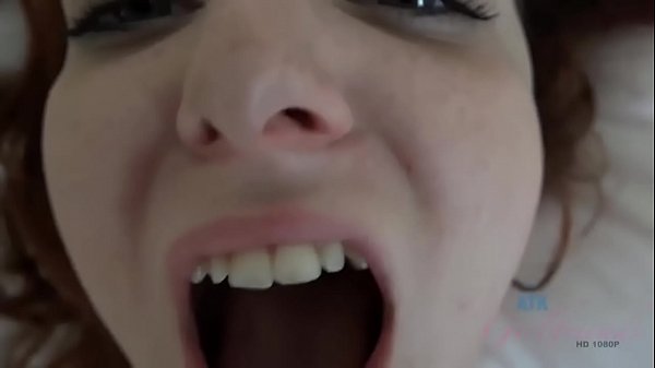 Zwei Amateur-Teenager teilen sich Schwanz und Creampie (Halle Von und Emma Evins) POV