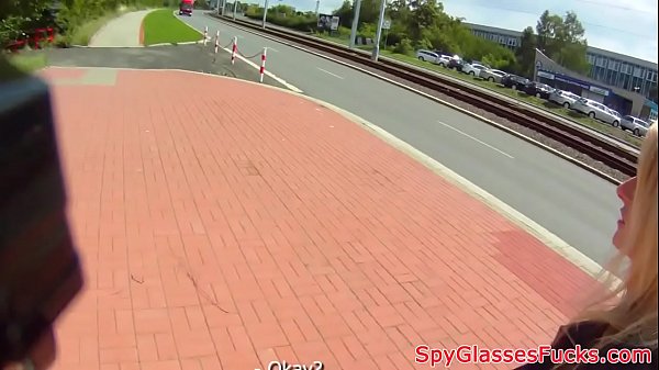 Aufgenommener Amateur-Teenager spritzt in den Mund