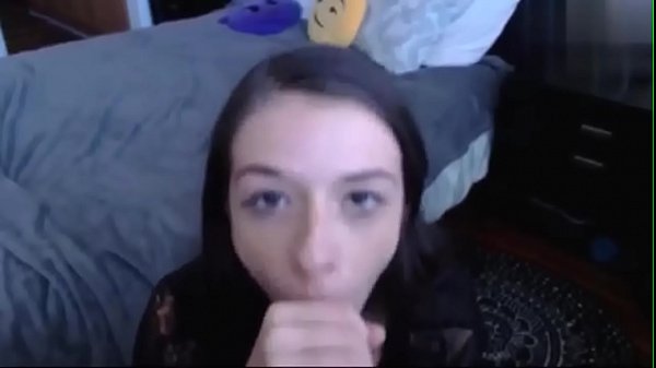 Süße dünne Teenie-Hure gibt Deepthroat-Dildoshow