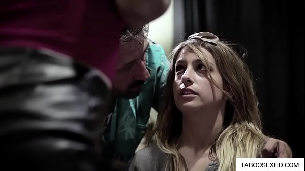 Adolescente con handicap scopata da una coppia di anziani