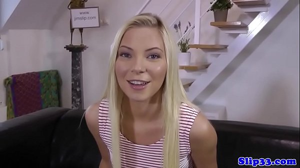 Un'adolescente europea di classe viene doggystyled da un vecchio