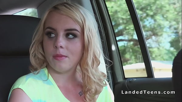 Blonder Teenager bumst großen Schwanz eines Fremden