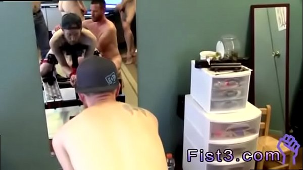 Hombres Fisting gay Primera inyección de solución salina para Caleb