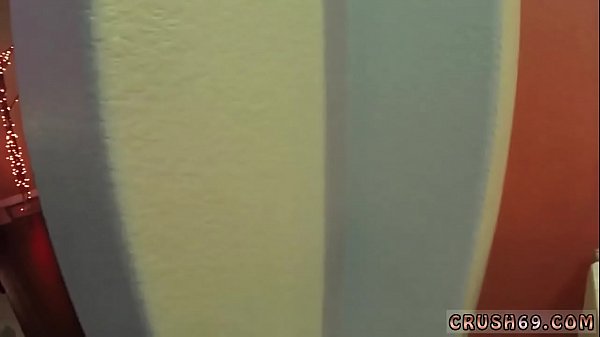 Ado mignonne et rasée, je vais me procurer le costume et le déguisement les plus sexy