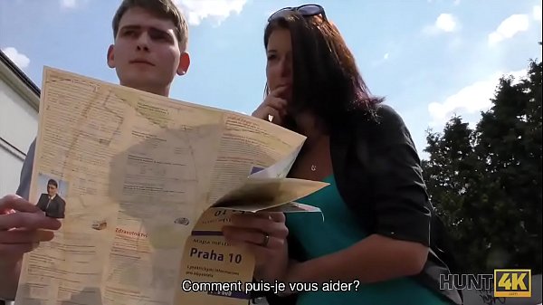 Jolie jeune fille s'exhibe