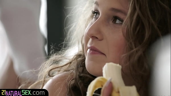 Süße europäische Amateurin reitet ihren Schwanz