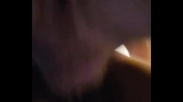 Verspieltes junges Mädchen hat Spaß