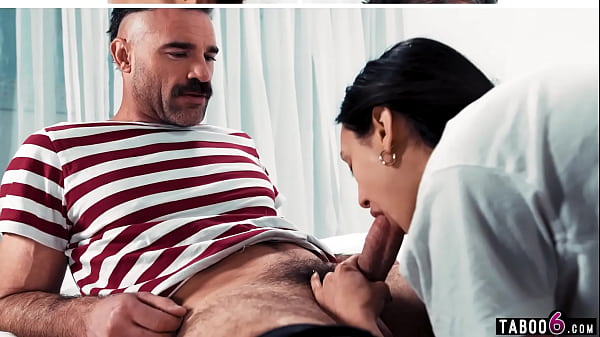 La jeune latina Eliza Ibarra a choisi Charles Dera pour coucher avec lui aujourd'hui.