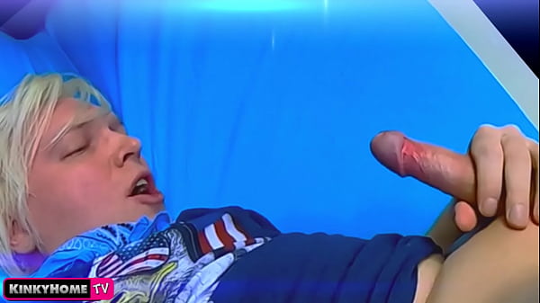 Blonder Kerl spritzt sich selbst ab