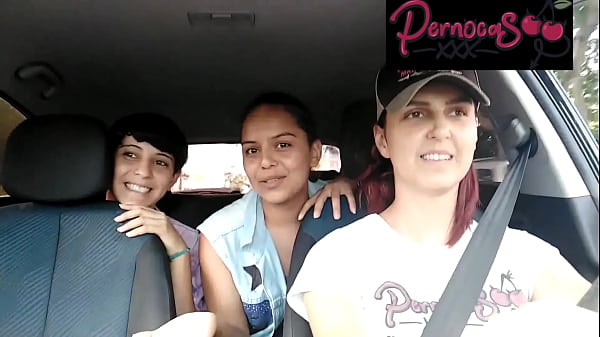 La bella ragazza teenager si mette in mostra con le tette grandi