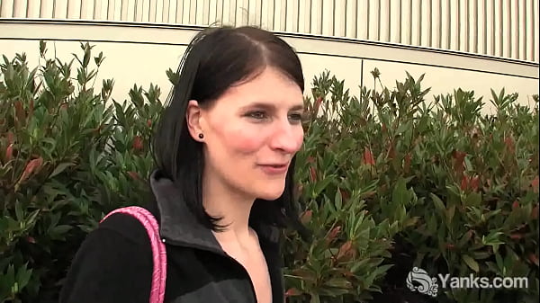 Yanks Babe Tundra masturbiert auf öffentlicher Toilette