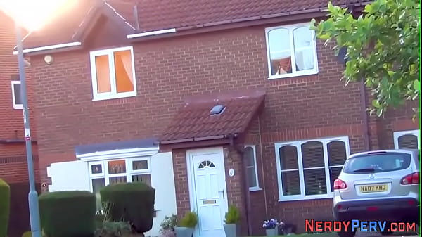 Nerd de Leeds chupado en pov hasta correrse