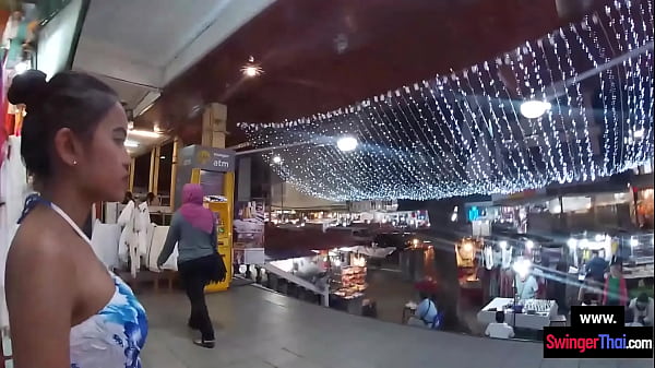 业余亚洲青少年女友在城里过夜后口交