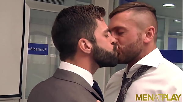 MENATPLAY Latino in giacca e cravatta Hector De Silva scopa anale un dipendente