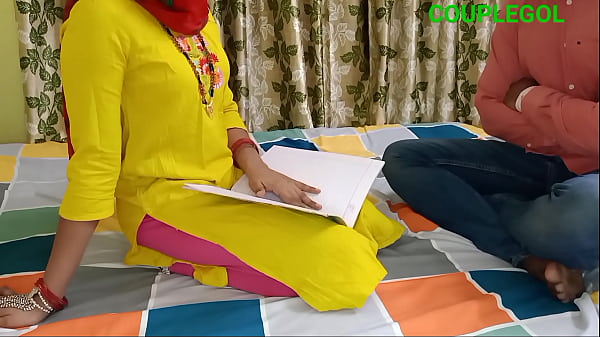 Jovem atraente se diverte