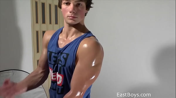 Posieren und Beugen – John Tremont