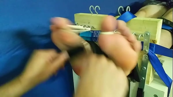 Il me chatouille les pieds dans un carcan !