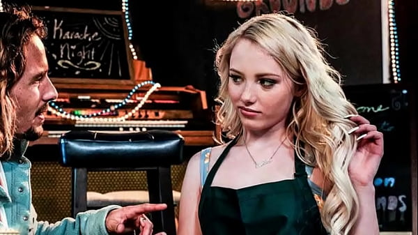 La camarera rubia Dixie Lynn pierde su virginidad por el artista musical Tyler Nixon - Película completa en FreeTaboo.Net