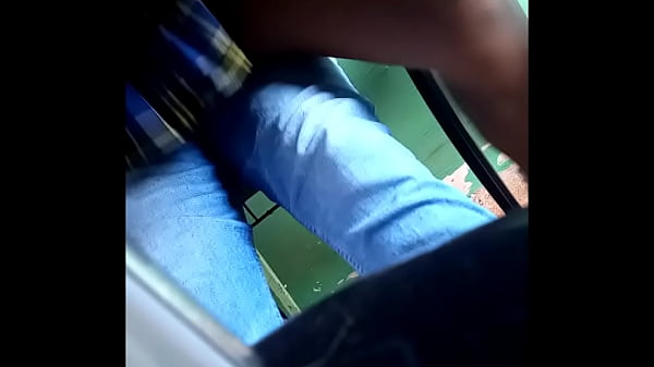 aluna no recreio sentanu no pal da amiga safada