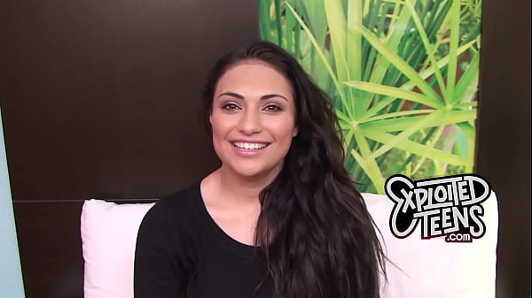 Questa bruna diciannovenne ha delle BELLE tette naturali di coppa D