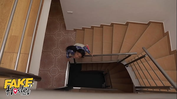 Fake-Hostel-Versteckspiel verwandelt sich in harten Hardcore-Dreier