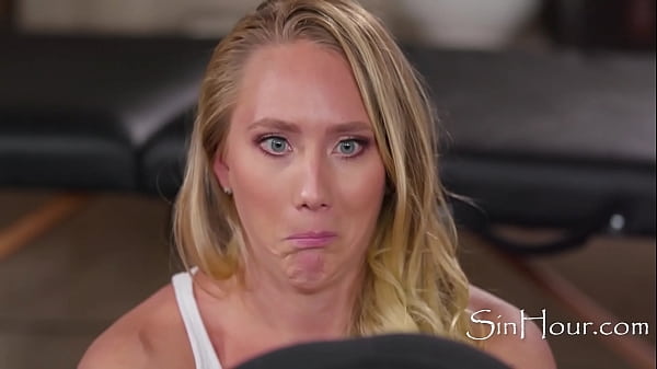 Adorabile ragazza teenager si spoglia in modo lesbico