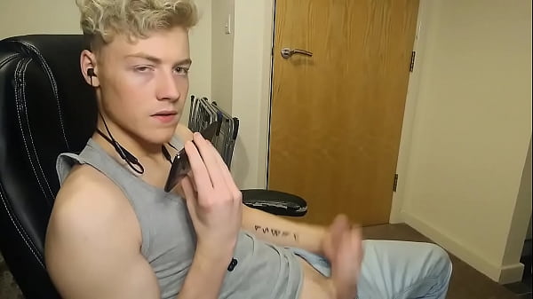 Un britannique parle salement à sa copine au téléphone pendant qu'il se branle