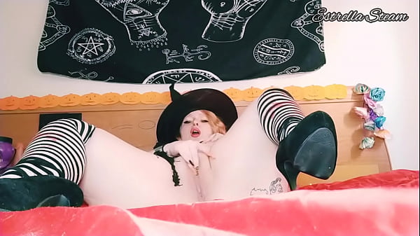 La strega si masturba con le sue lunghe unghie