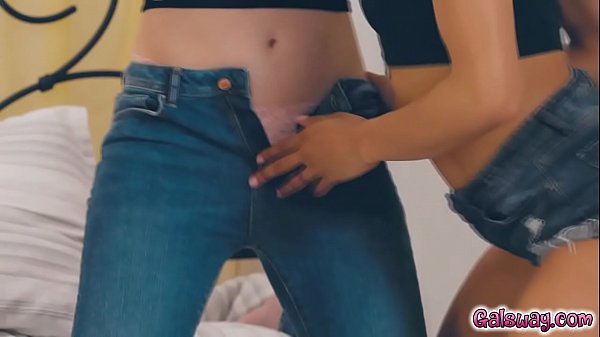 Mackenzie Moss e Kira Noir non vedono l'ora di compiacere Casey Calvert affinché si diverta e raggiunga l'orgasmo