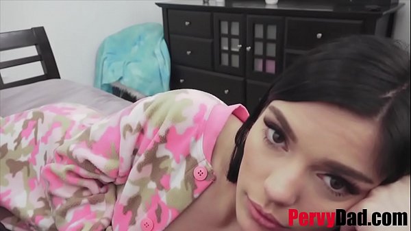 Una giovane bruna è tutto ciò di cui ha bisogno: Sadie Blake