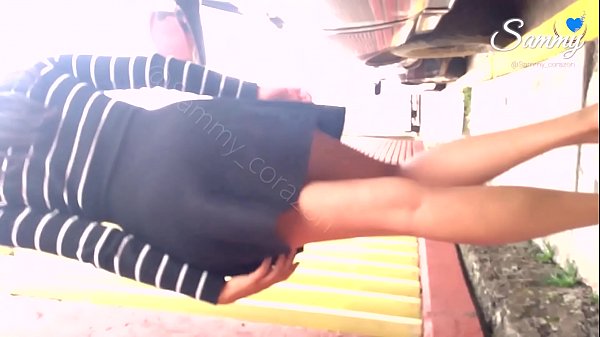 Joven mexicana caminando por el pueblo