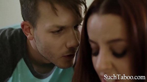 Atemberaubendes Teenie-Mädchen zeigt sich mit großen Titten