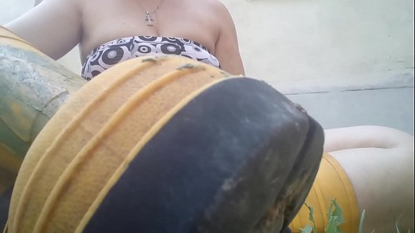 Lèche mes bottes jaunes complètement sales de boue verte pendant que je suis dans le jardin
