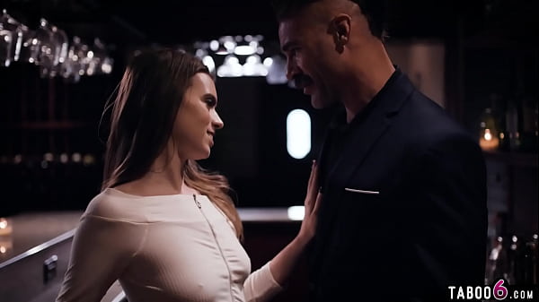 La camarera adolescente Jill Kassidy sedujo a su jefe casado Charles Dera