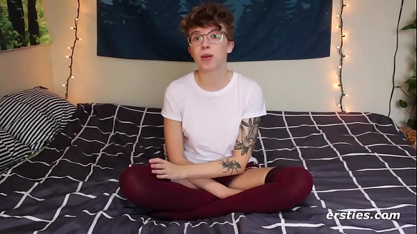 Ngọt ngào Petite Margo thủ dâm trong vớ gợi cảm