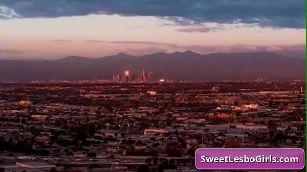 Le sensuali ragazze lesbiche adolescenti Cadence Lux, Kenna James mangiano la loro succosa figa rosa profonda e tenera