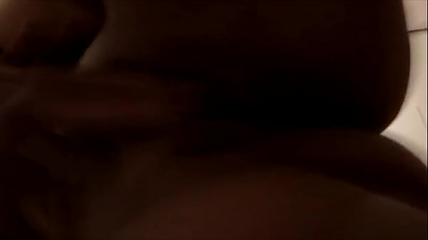 giovane ragazza si masturba nel bagno indiano