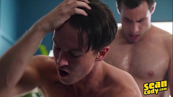 Der gutaussehende Kerl Cole lässt sich von (Randys) großem Schwanz hart in seinen engen Arsch ficken - SeanCody