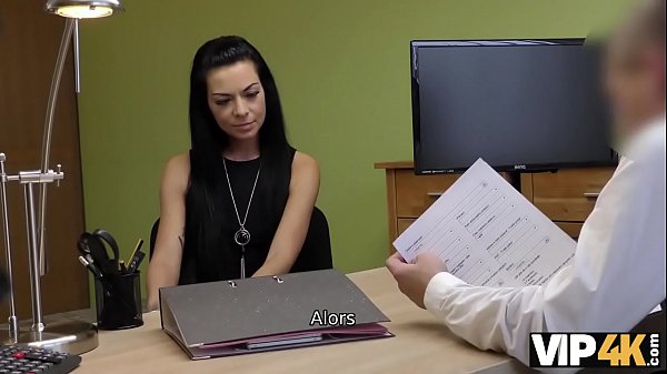 VIP4K. Une adorable fille russe chevauche la bite d'un agent de crédit dans son bureau