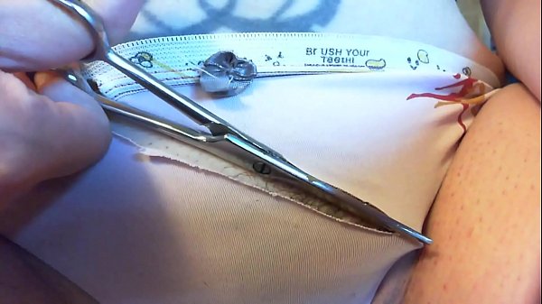 Nicoletta gioca con queste calde mutandine bianche e le distrugge tutte