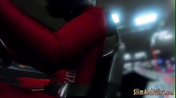 Una teenager si fa sditalinare il culo mentre cavalca