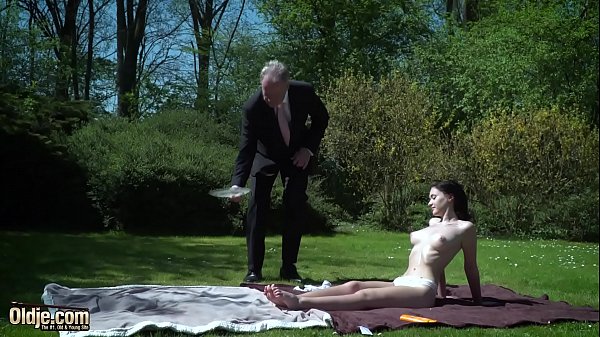 Boris‘ alter und großer Schwanz bringt den Teenager mehrmals zum Abspritzen