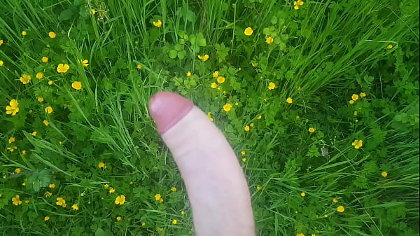 19-Jähriger masturbiert draußen und kommt überall zum Abschluss (großer Schwanz)