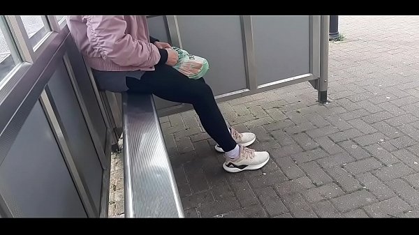 Il patrigno segue suo padre e la filma alla stazione degli autobus. Quando torna a casa, vuole scopare con lui.