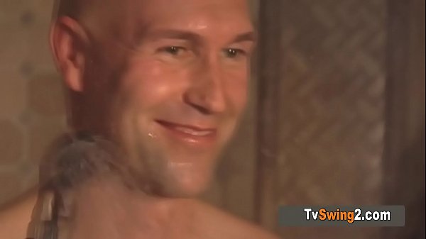 Heiße Swinger in winzigen, sexy Klamotten lieben Sex und lassen sich ficken.