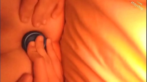 Heiße Sissy schiebt ganze Sonnencremeflasche in den Arsch